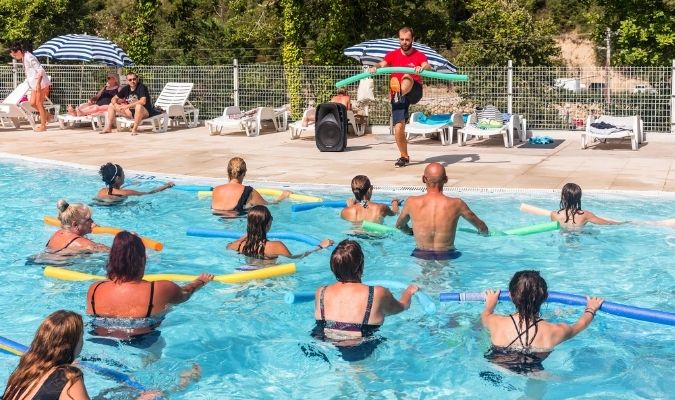 camping-green-park-etoiles-cagnes-sur-mer-cote-azur-camping-animation-camping-4-etoiles-animation-dans-piscine